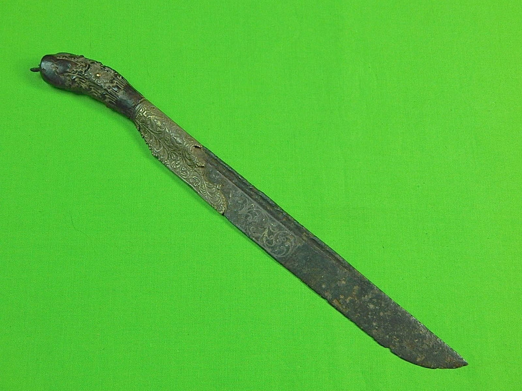 Mini yubka kiygan ayollar erkaklarni silkitayotgani videosi