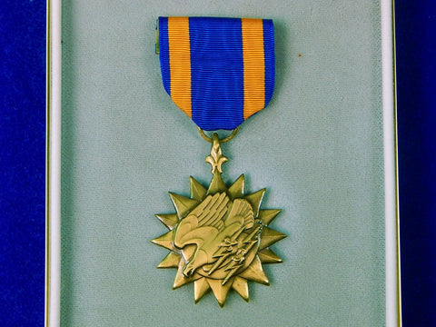 Vintage US USA 1971 Air Medal w/ Box Order Badge Award Star 